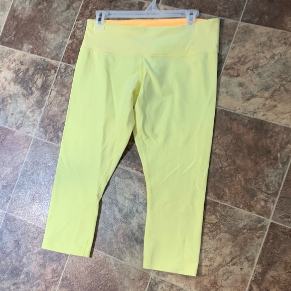 Size 10 Lululemon Yellow crop pant - Picture 6 of 16